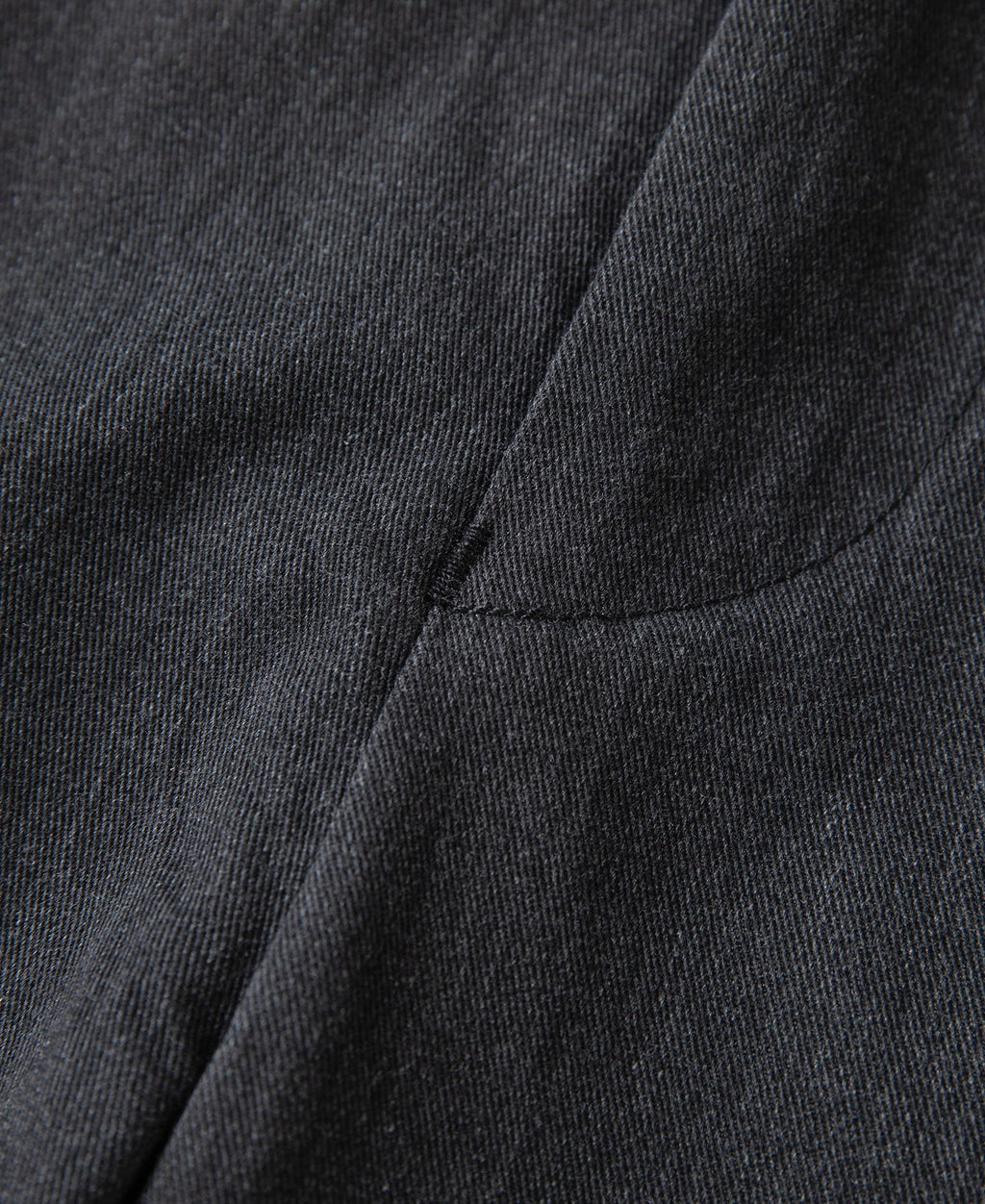 Pantalon chino gris foncé à double pli, taille haute, coupe fuselée vintage