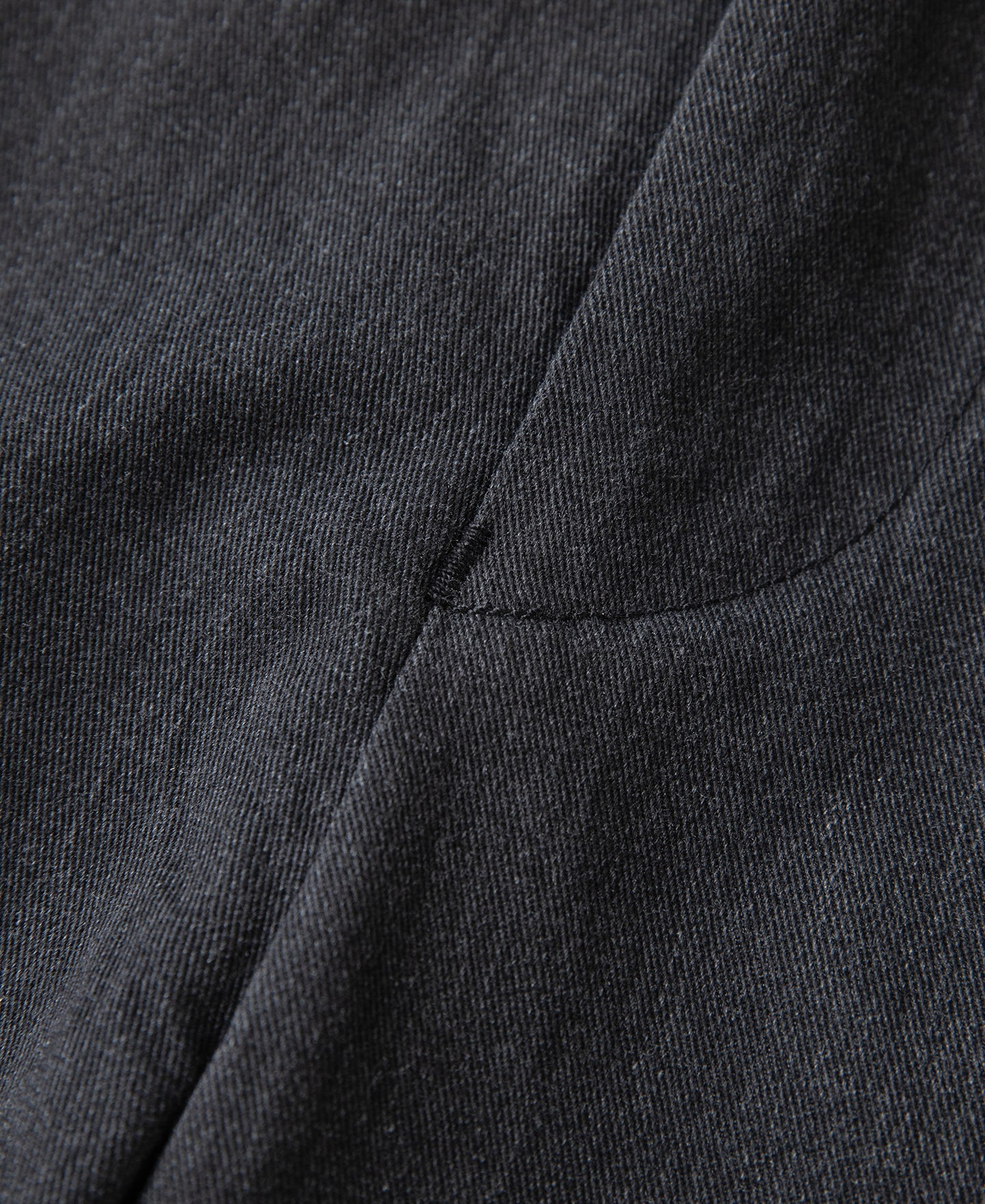Pantalon chino gris foncé à double pli, taille haute, coupe fuselée vintage