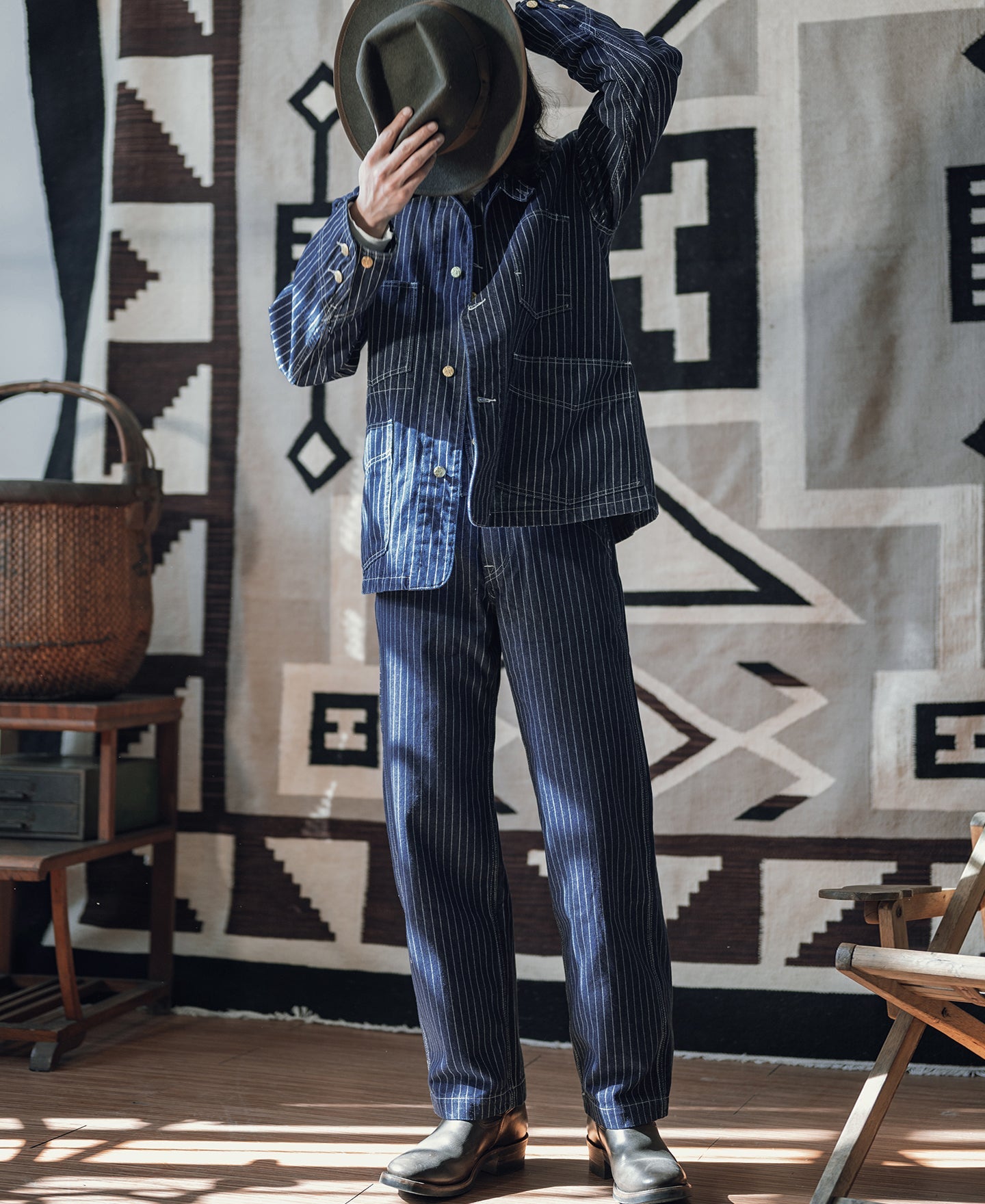 Pantalon de travail indigo à rayures fines, taille haute et boutons en laiton