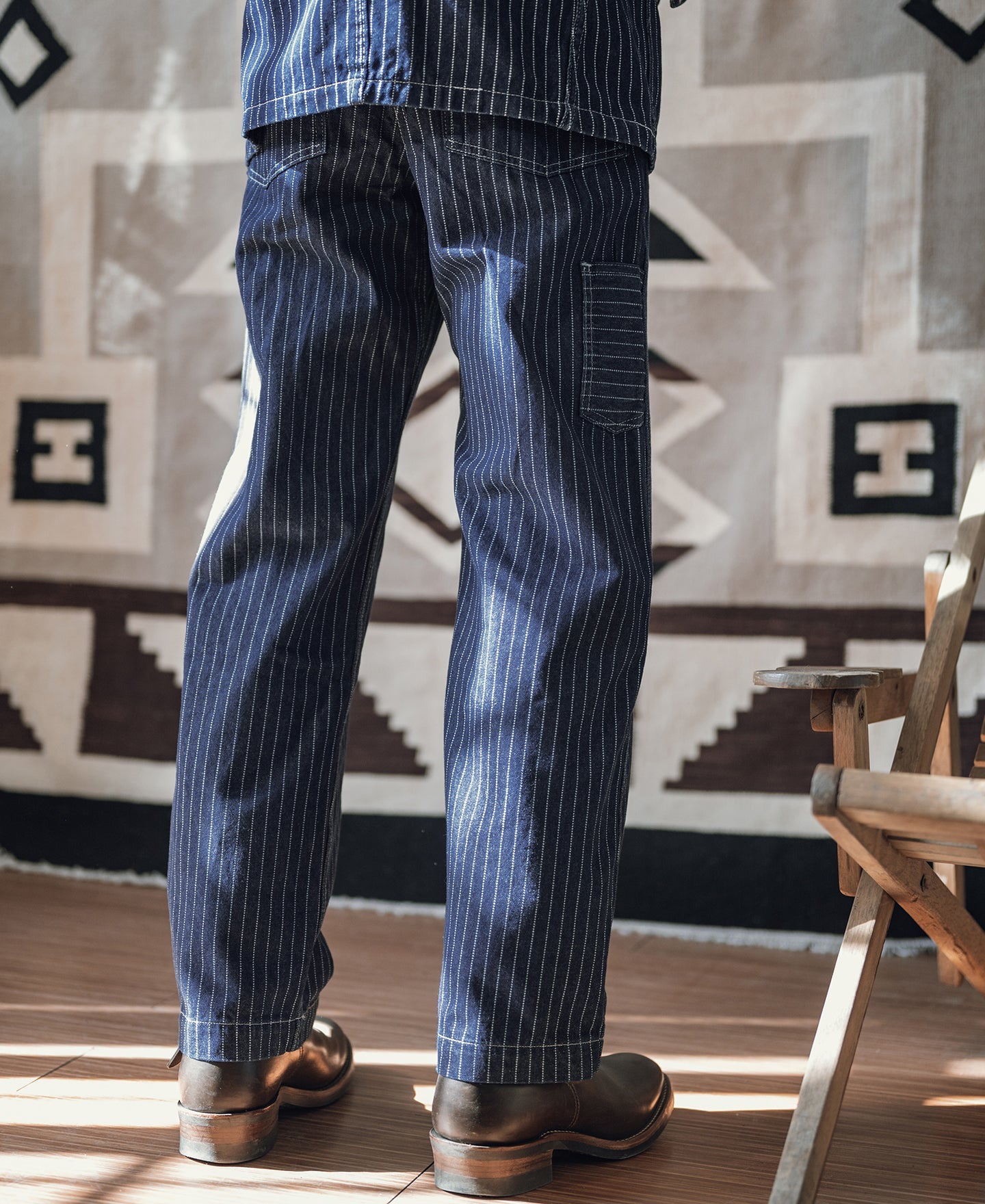 Pantalon de travail indigo à rayures fines, taille haute et boutons en laiton
