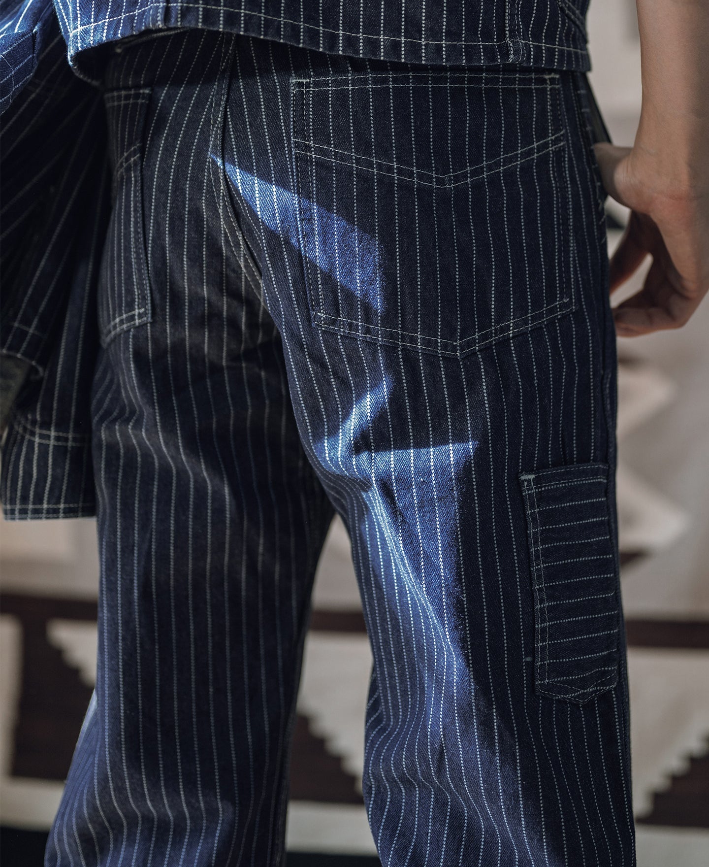 Pantalon de travail indigo à rayures fines, taille haute et boutons en laiton