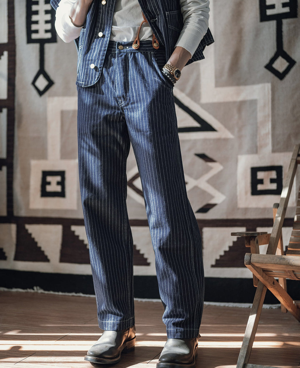 Pantalon de travail indigo à rayures fines, taille haute et boutons en laiton