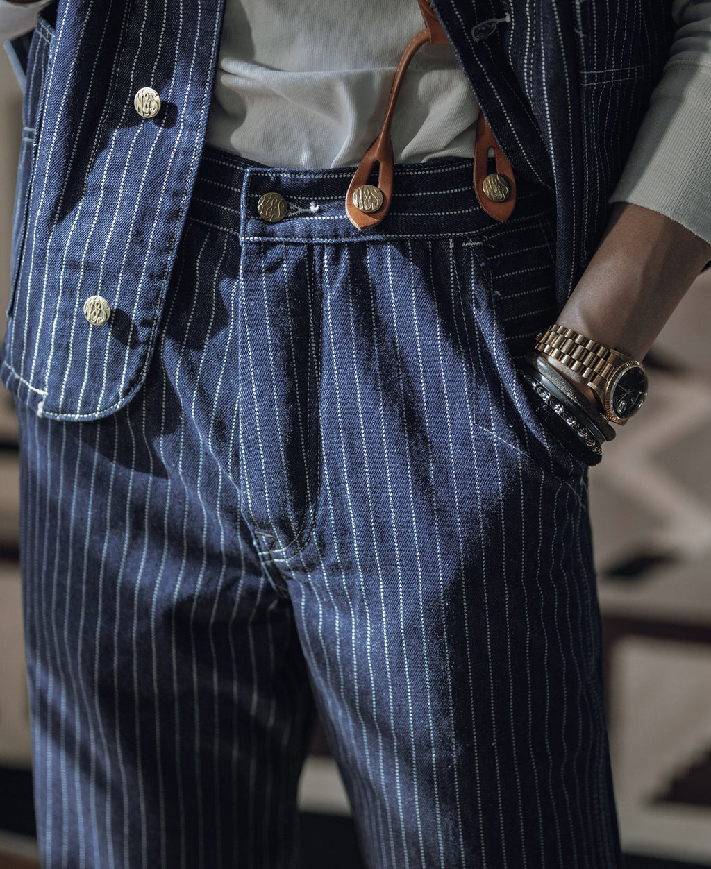 Pantalon de travail indigo à rayures fines, taille haute et boutons en laiton