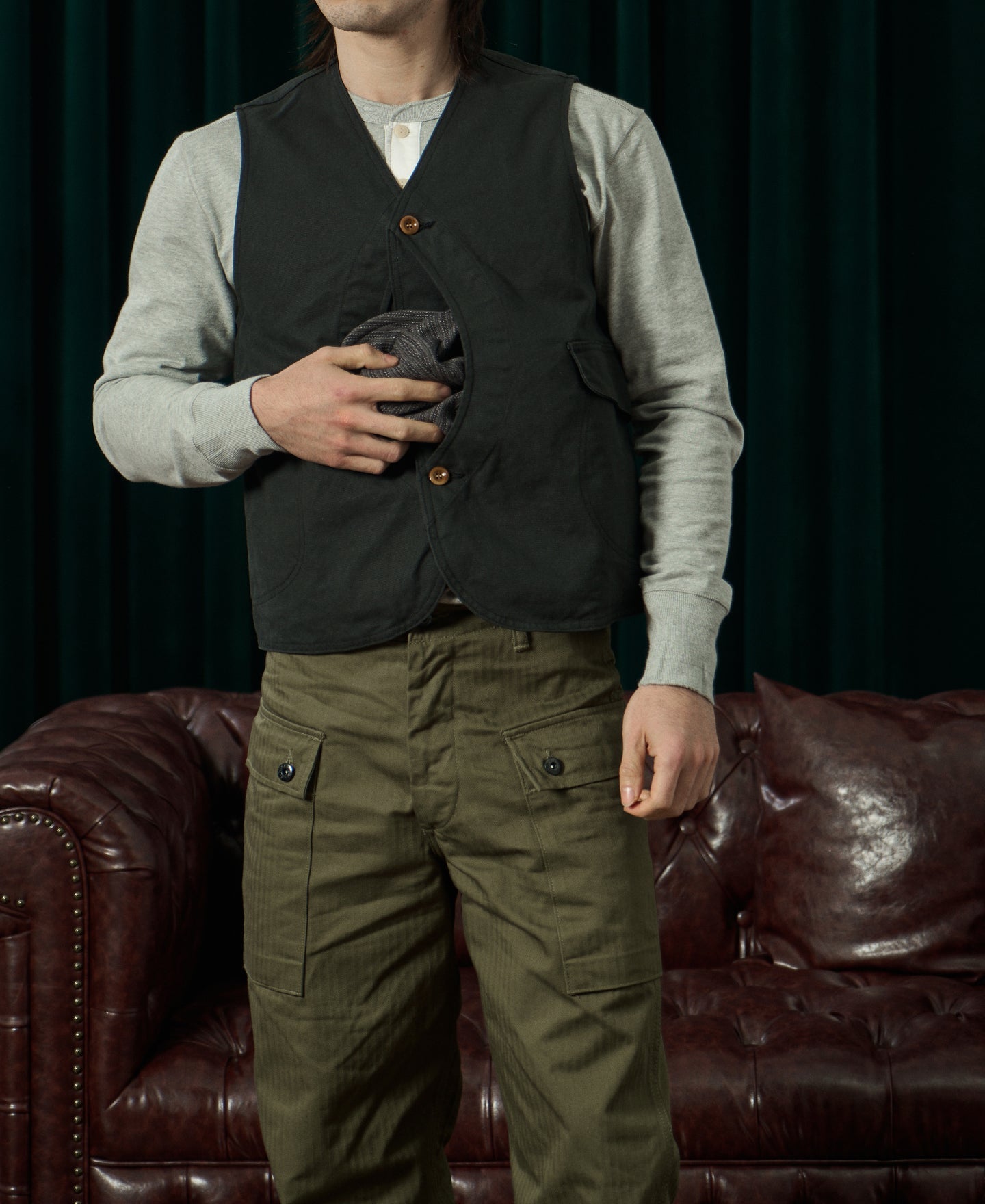 Gilet utilitaire homme en toile vert foncé à poches multiples et boutonnage