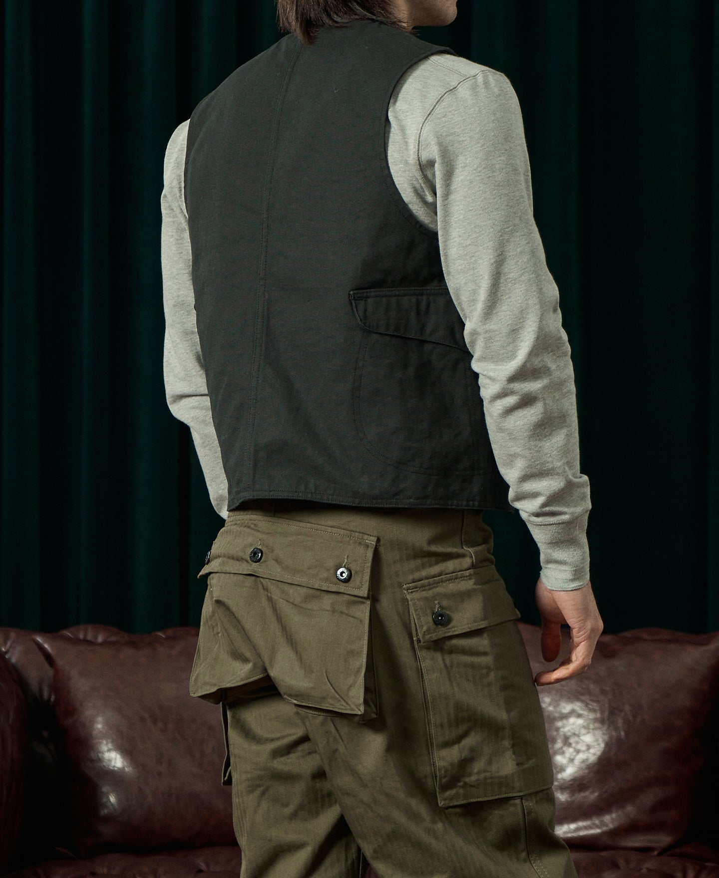 Gilet utilitaire homme en toile vert foncé à poches multiples et boutonnage