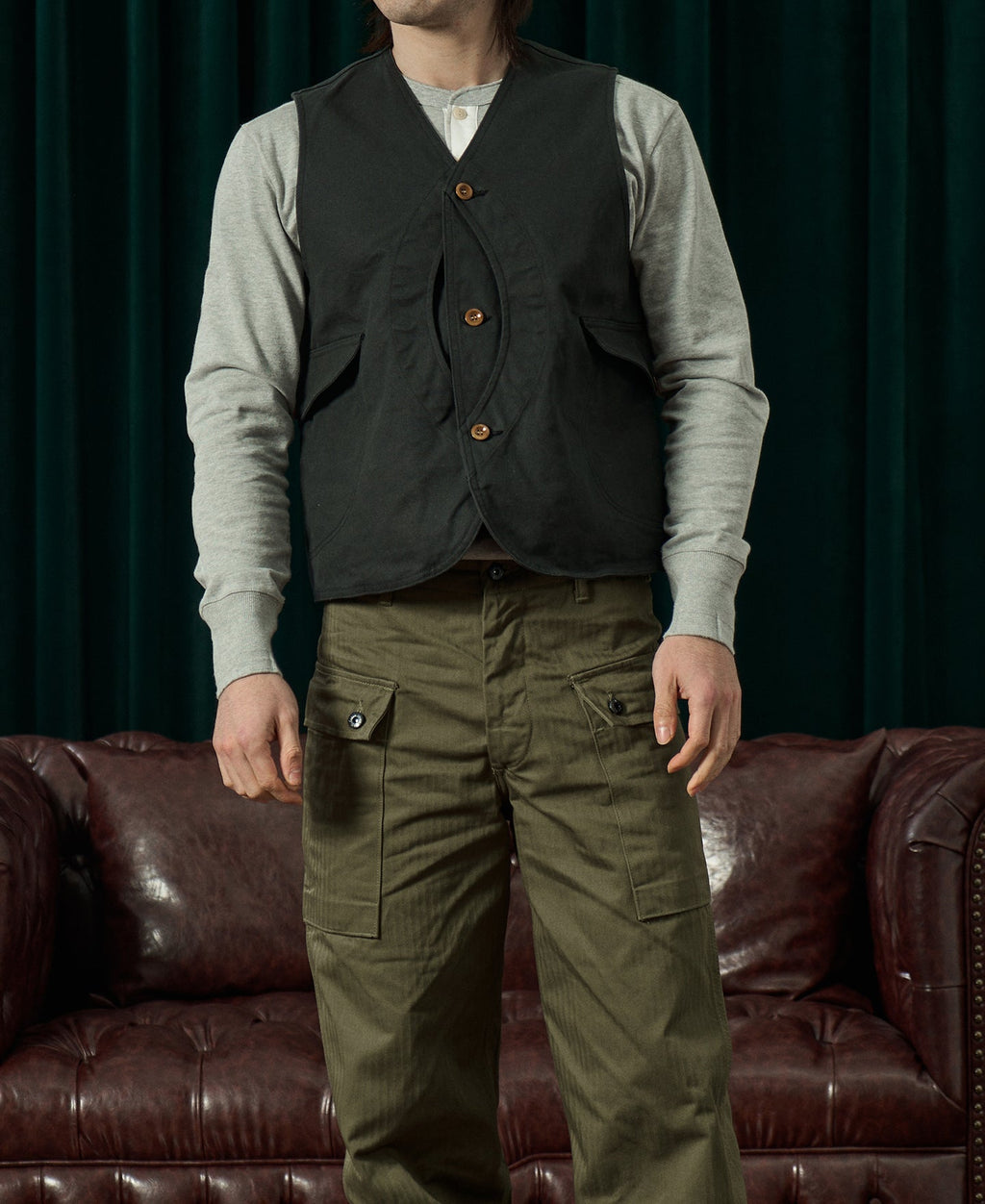Gilet utilitaire homme en toile vert foncé à poches multiples et boutonnage