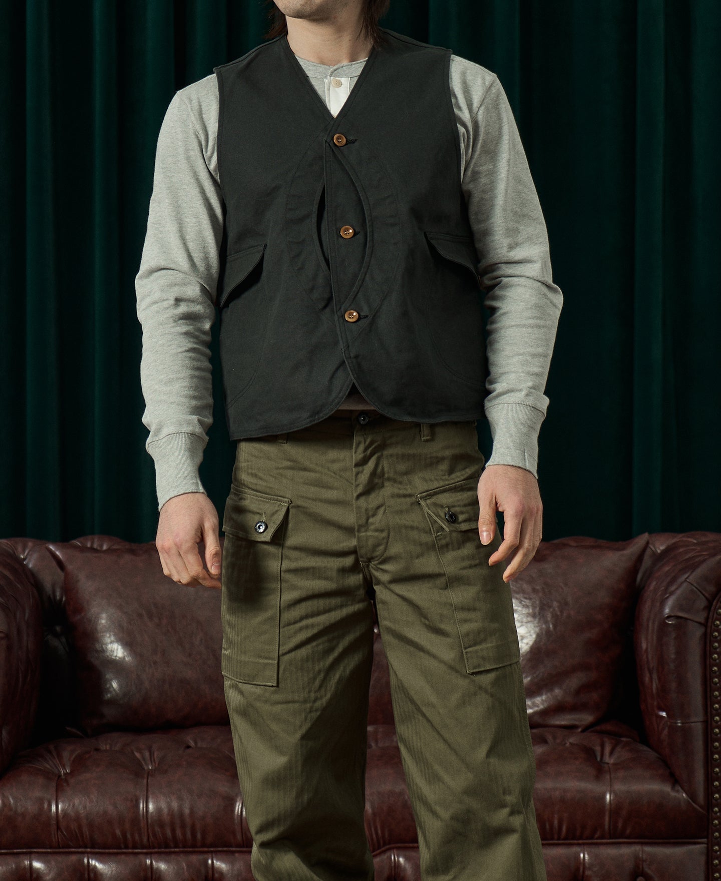 Gilet utilitaire homme en toile vert foncé à poches multiples et boutonnage