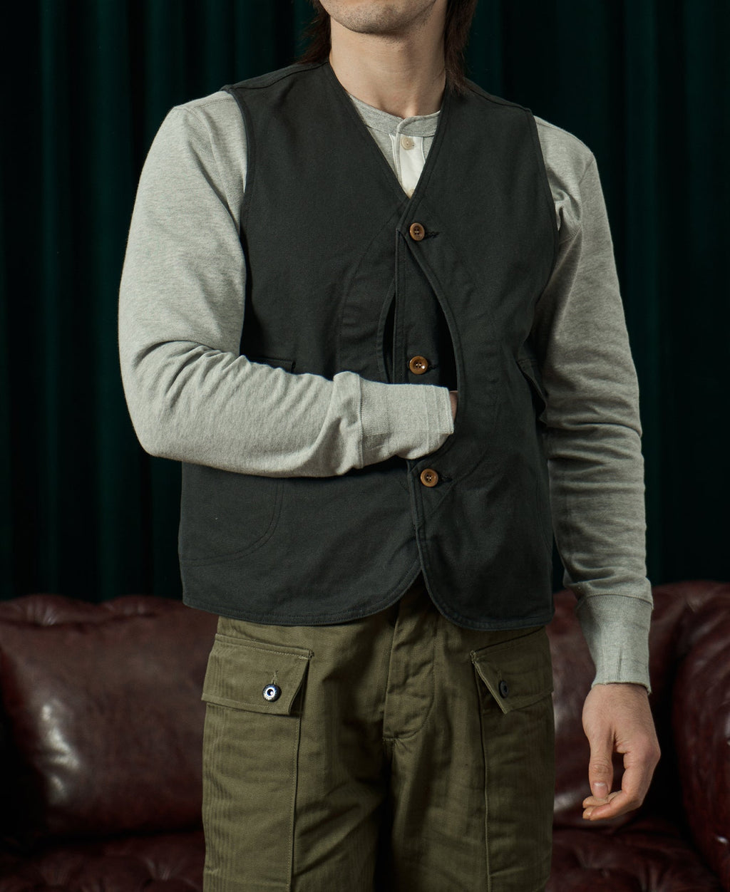 Gilet utilitaire homme en toile vert foncé à poches multiples et boutonnage