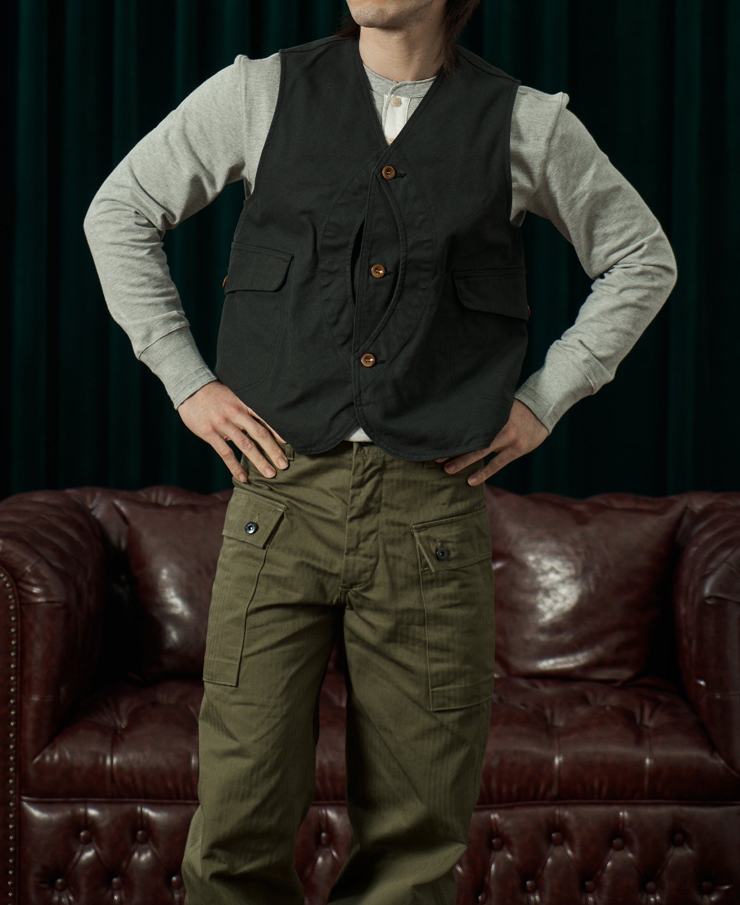 Gilet utilitaire homme en toile vert foncé à poches multiples et boutonnage
