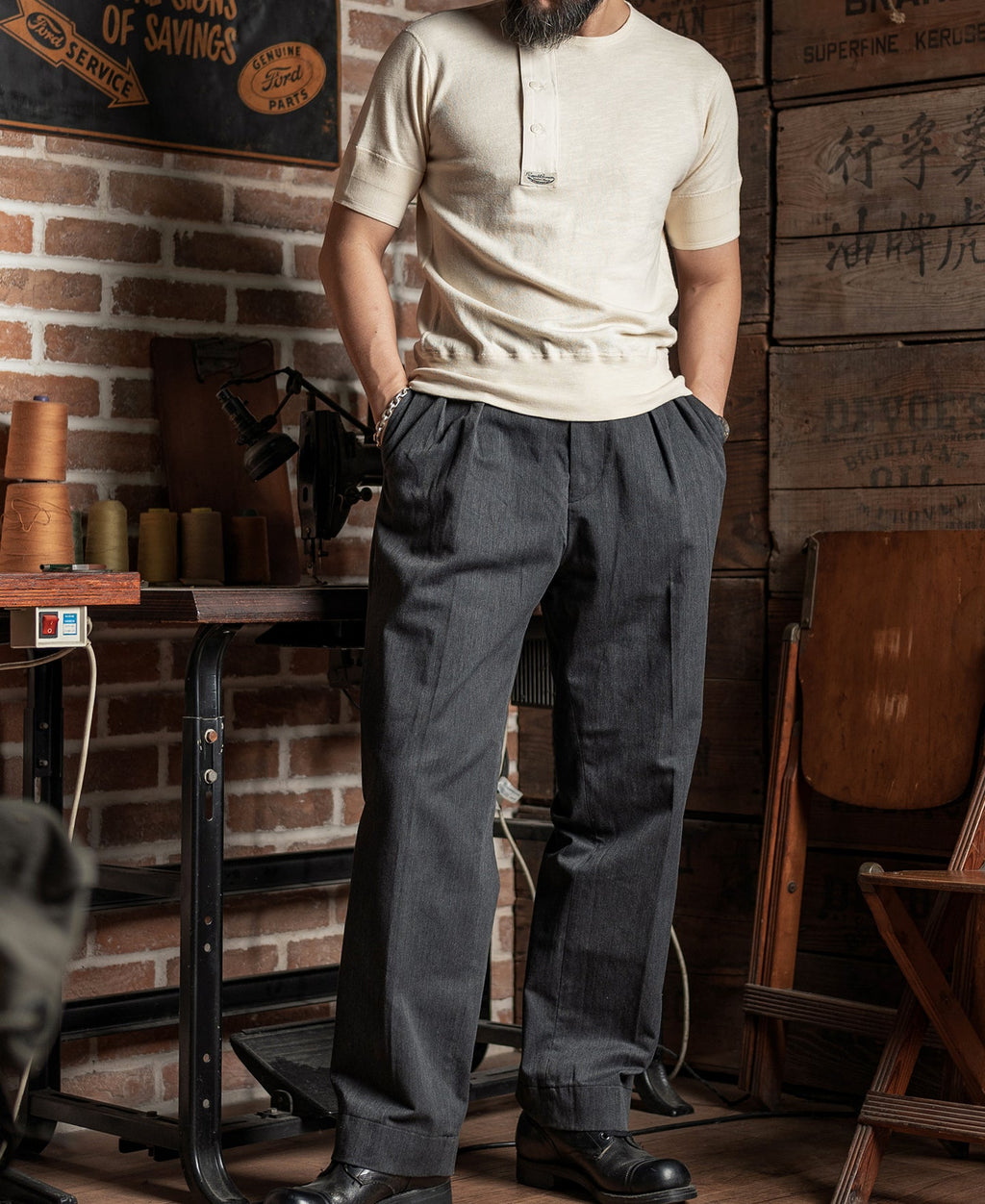 Pantalon chino gris foncé à double pli, taille haute, coupe fuselée vintage