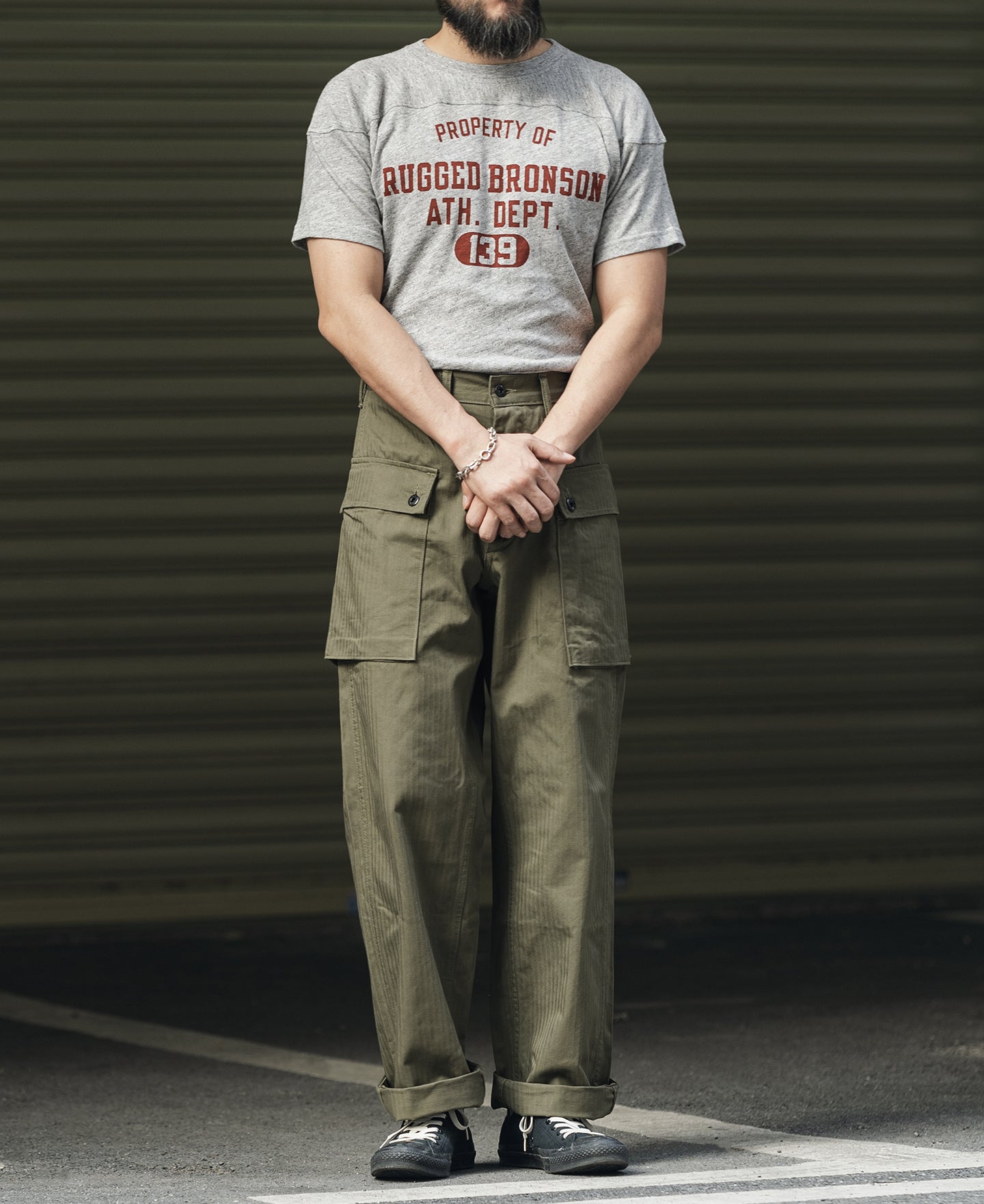 T-shirt gris pour homme, coupe décontractée avec épaules tombantes, motif athlétique imprimé, manches courtes