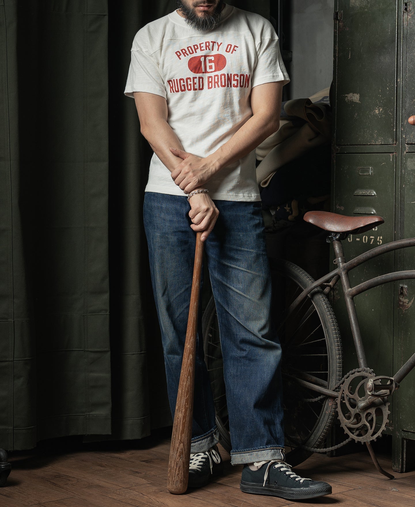 T-shirt blanc vintage à manches courtes avec imprimé graphique de football et épaules tombantes
