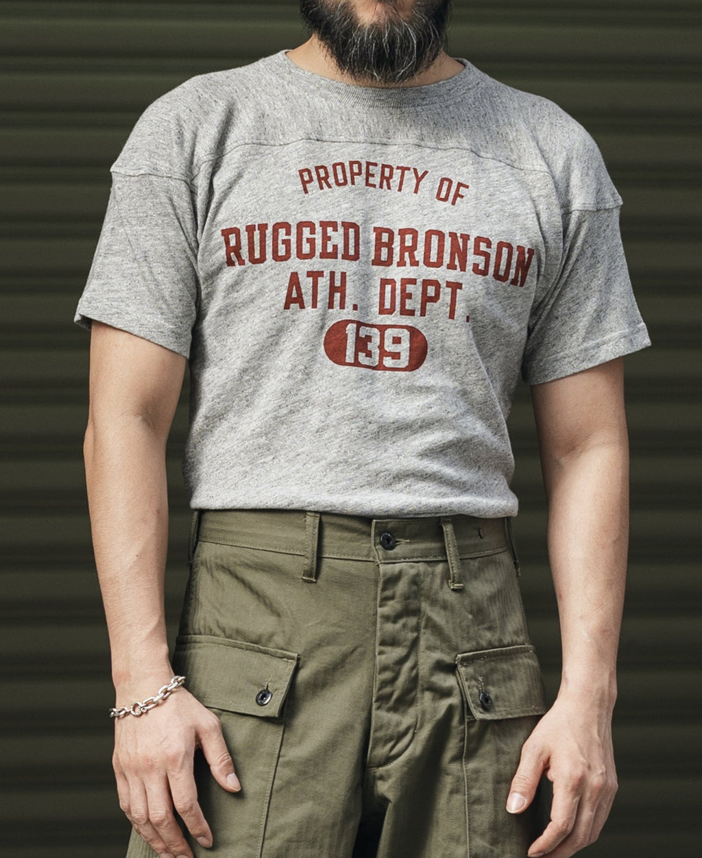 T-shirt gris pour homme, coupe décontractée avec épaules tombantes, motif athlétique imprimé, manches courtes