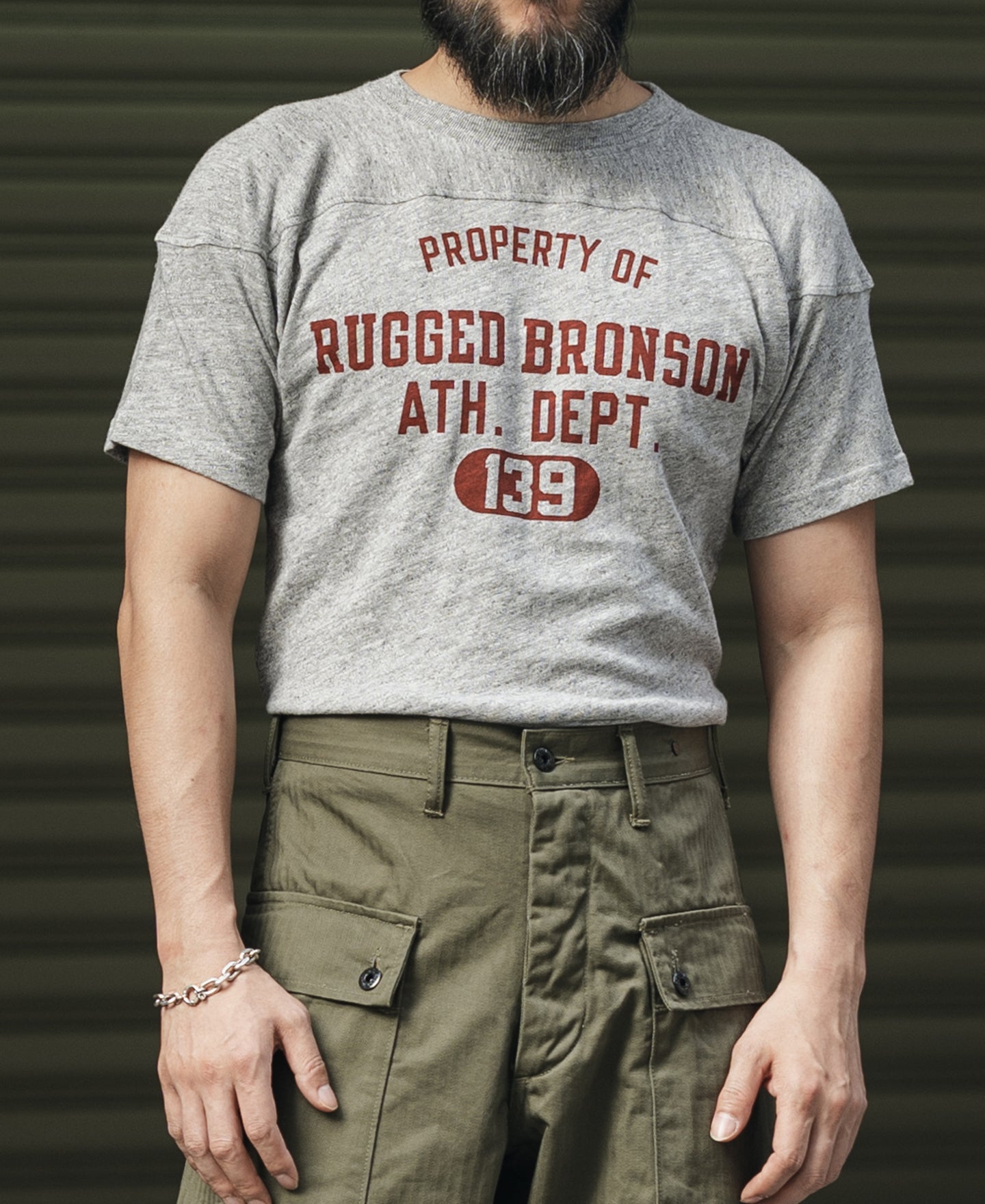 T-shirt gris pour homme, coupe décontractée avec épaules tombantes, motif athlétique imprimé, manches courtes