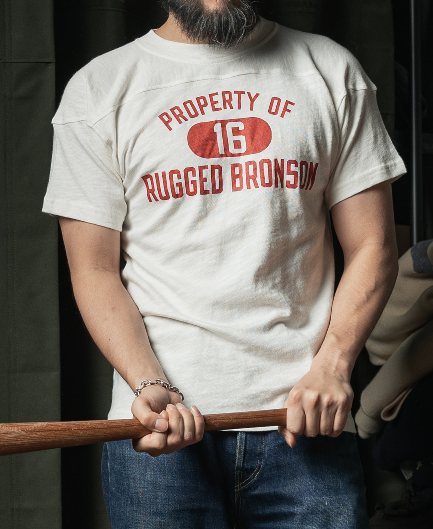 T-shirt blanc vintage à manches courtes avec imprimé graphique de football et épaules tombantes