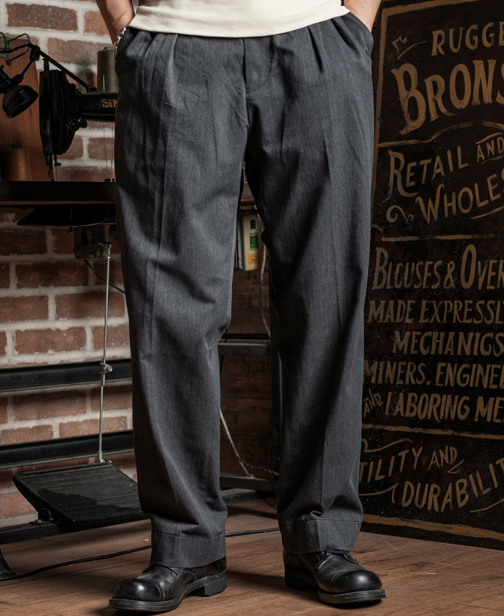 Pantalon chino gris foncé à double pli, taille haute, coupe fuselée vintage