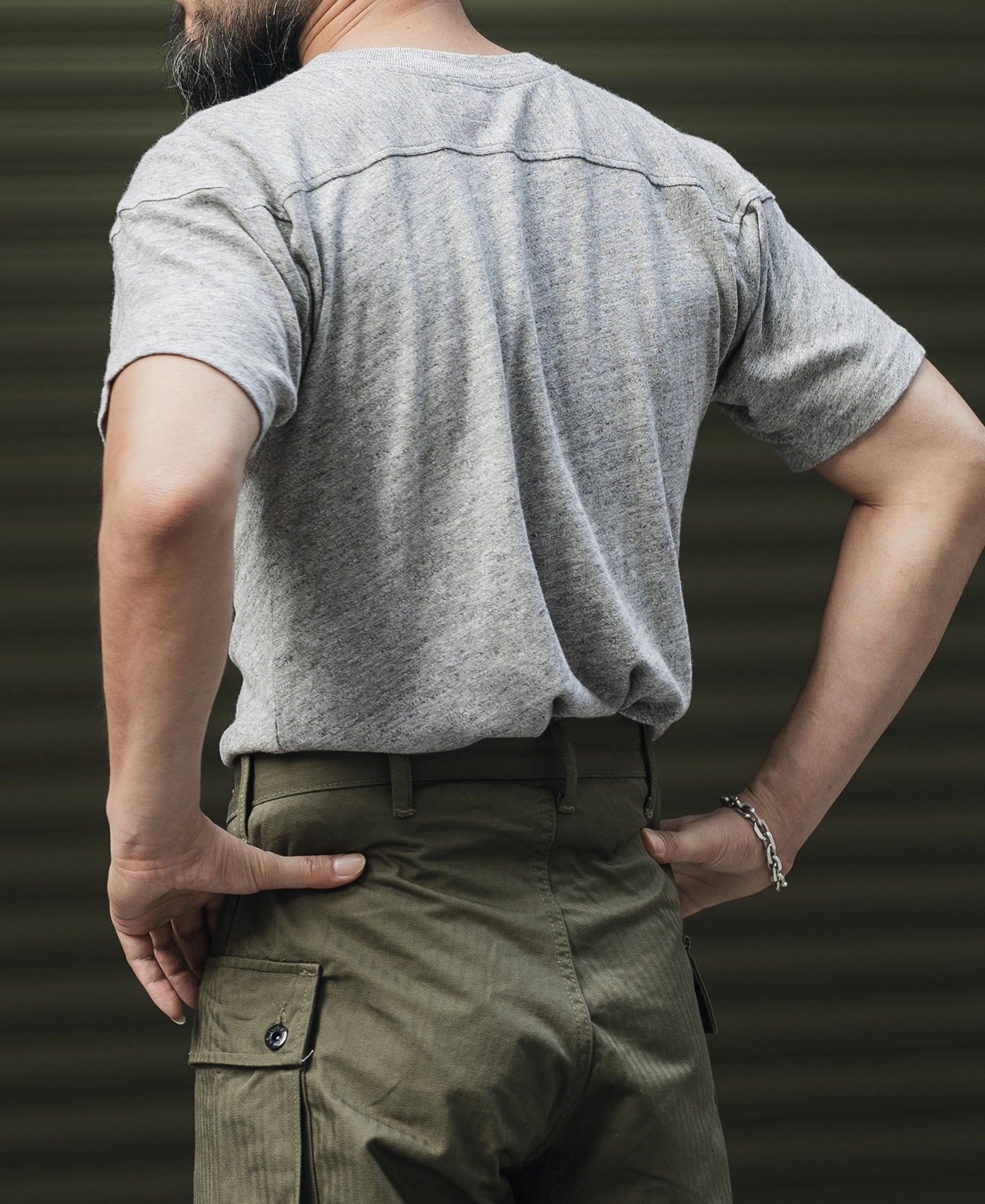 T-shirt gris pour homme, coupe décontractée avec épaules tombantes, motif athlétique imprimé, manches courtes