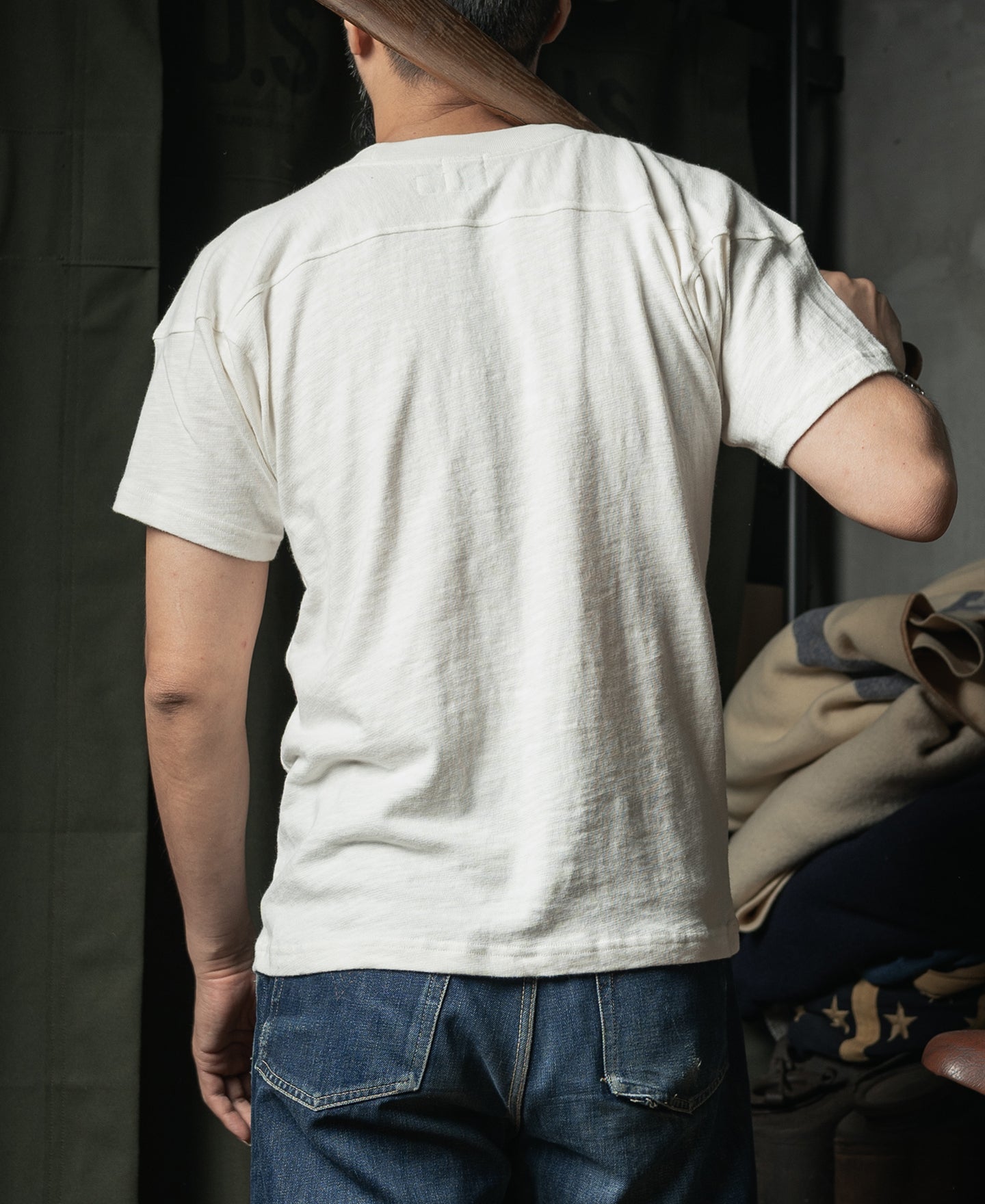 T-shirt blanc vintage à manches courtes avec imprimé graphique de football et épaules tombantes