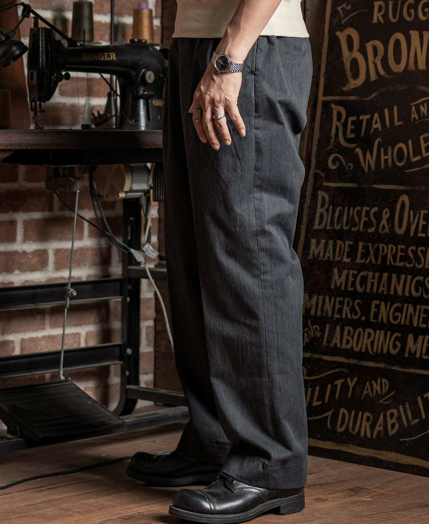Pantalon chino gris foncé à double pli, taille haute, coupe fuselée vintage