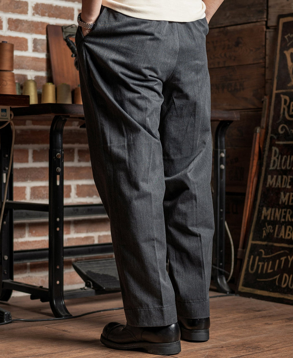 Pantalon chino gris foncé à double pli, taille haute, coupe fuselée vintage